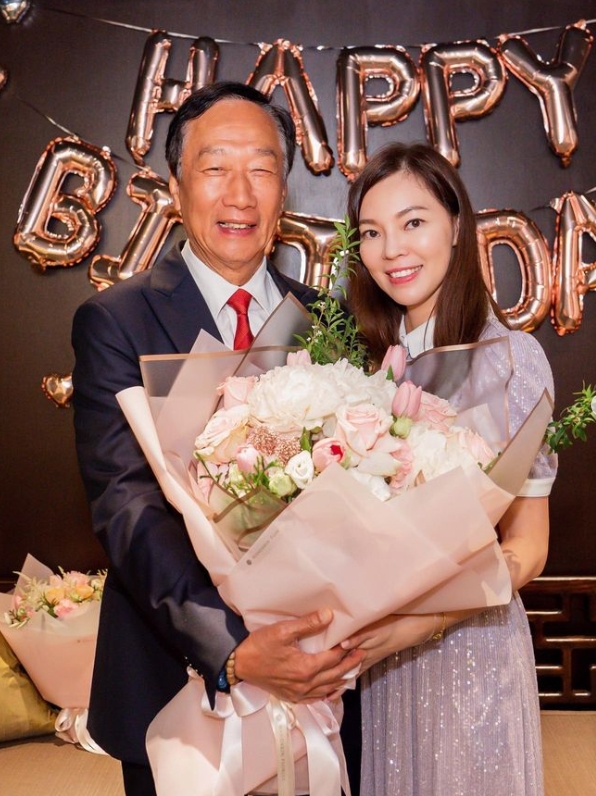 鴻海創辦人郭台銘開心幫愛妻曾馨瑩慶生。(圖/翻攝自曾馨瑩 IG)
