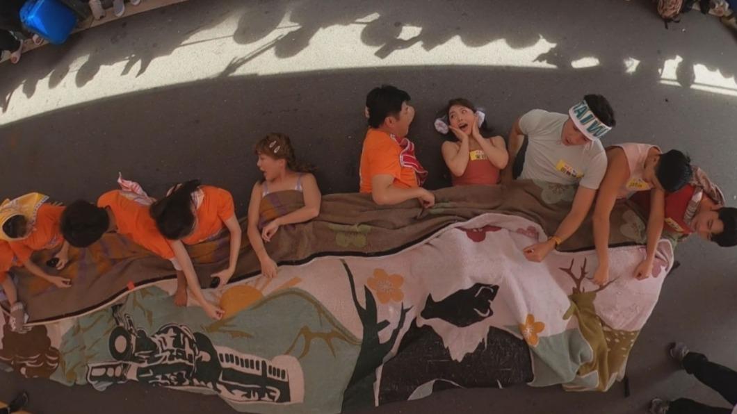 眾人蓋同一件毛巾。(圖/民視提供)