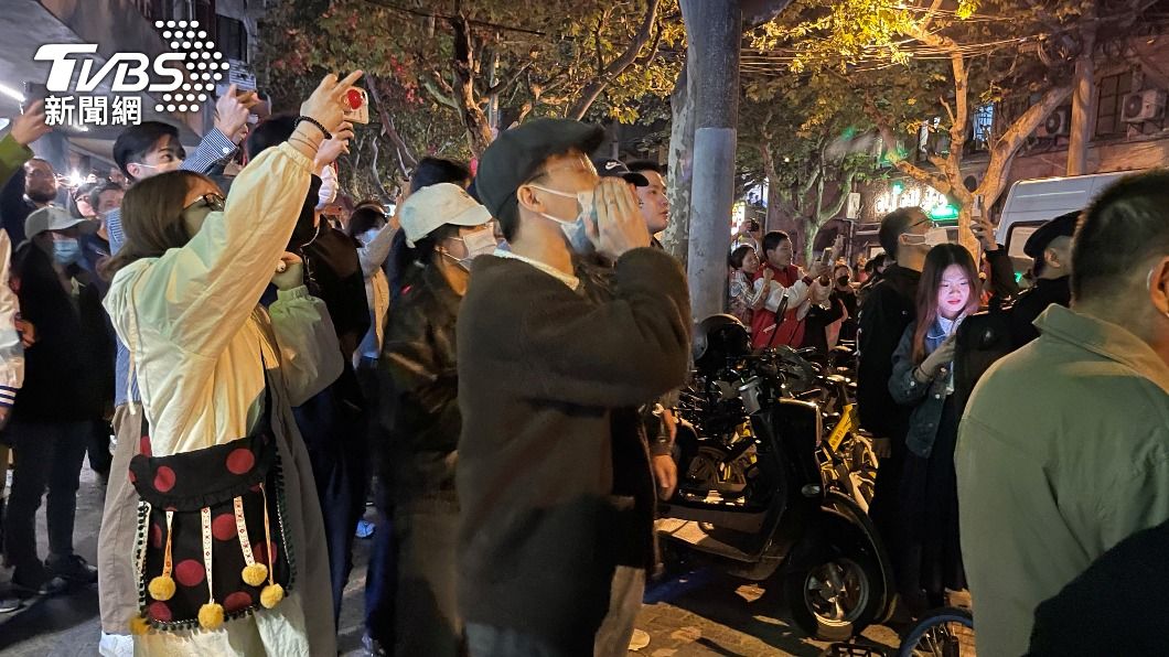 反封控民怨升溫!群眾街頭怒吼 央視刪世足未戴口罩畫面