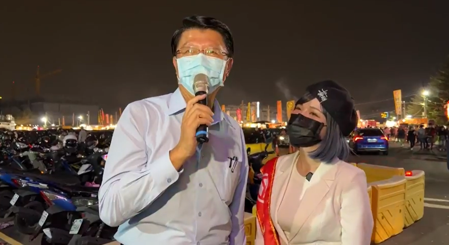 謝龍介選前邀請郭鬼鬼一起到夜市拜票。(圖/翻攝自謝龍介臉書)