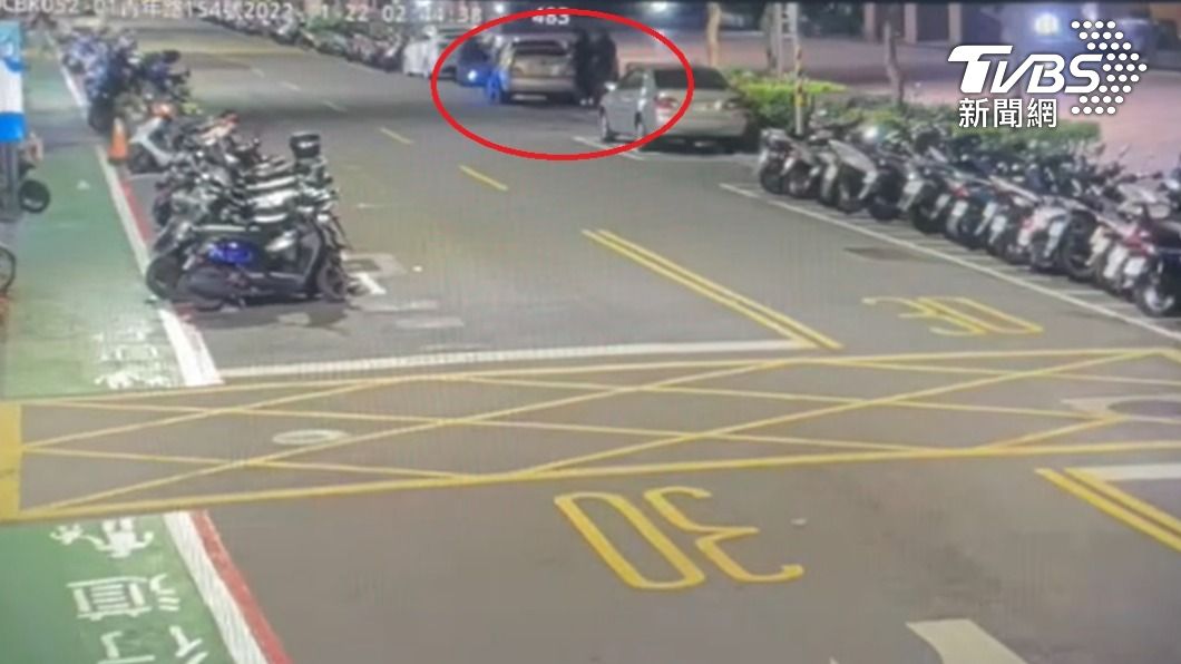 監視器拍下少年遭強押上車。（圖／TVBS）