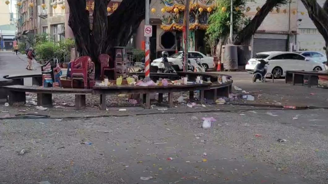 民眾早上起床,周邊仍滿是垃圾。(圖/民眾提供)