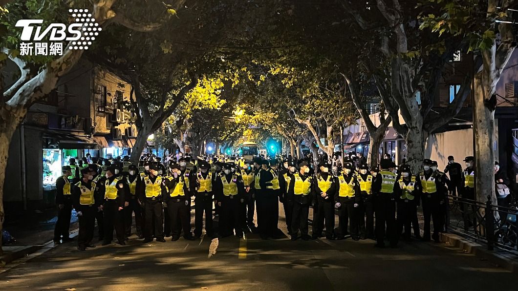 大批警力聚集上海街頭。(圖/達志影像美聯社)
