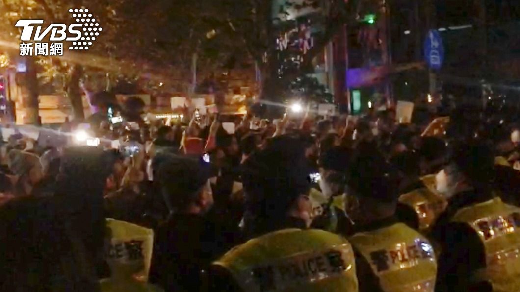 警方與抗議民眾對峙。(圖/達志影像美聯社)