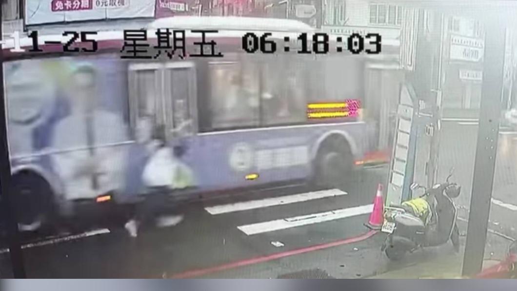 有人沒上車啦!公車門夾包包 女學生遭拖行全身傷