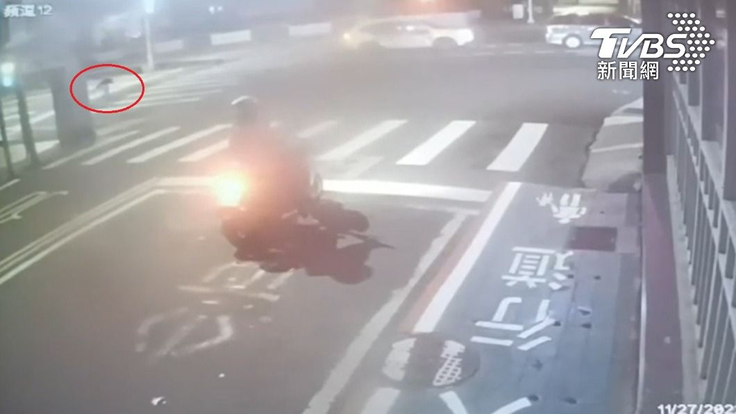 監視器拍下鍾姓女子過馬路的身影。(圖/TVBS)