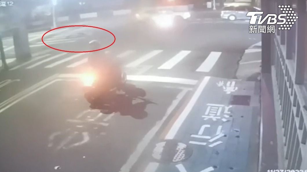 鍾女過馬路途中遭機車追撞倒地,送醫不治。(圖/TVBS)
