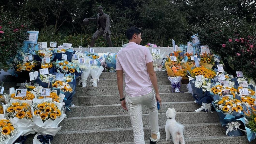 高以翔猝逝3年,高宇橋帶著他生前的愛犬前去探望。(圖/翻攝自高宇橋IG)