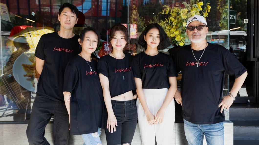 《WOMEN我們不知道的事》姜康哲（左起）、應采靈、朱芷瑩、聖誕家婕、班鐵翔出席開鏡記者會。（圖／溱基創意行銷提供）
