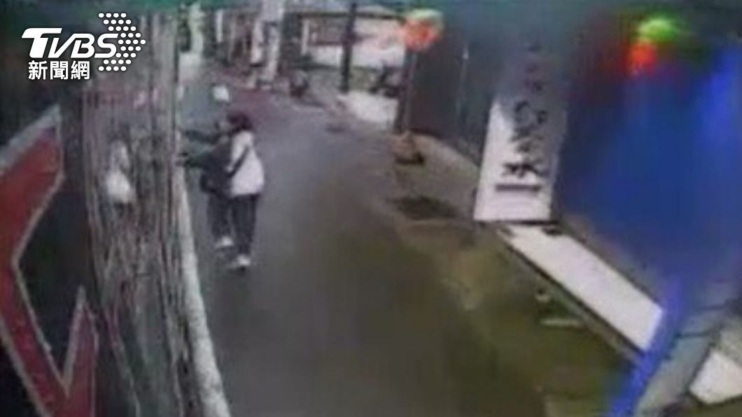 女學生背包被車門夾住無法脫身。(圖/交通局提供)