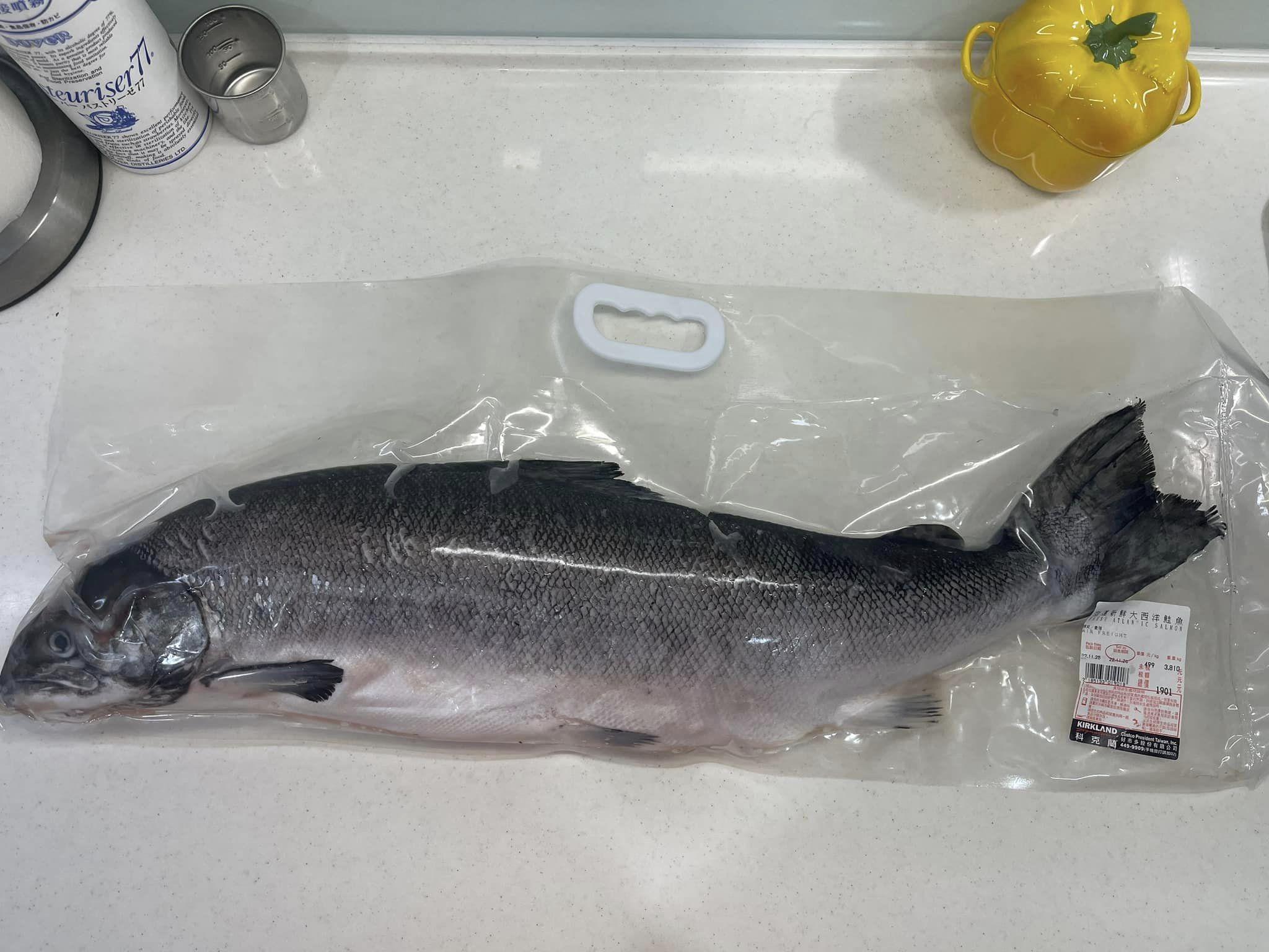 原PO買下一整尾鮭魚回家處理。(圖/翻攝自Costco好市多 商品經驗老實說)
