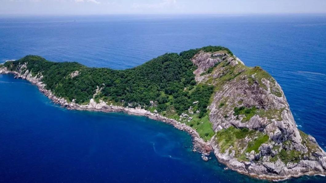 曾有一家五口在大凱馬達島上守護燈塔,不料卻全數被毒蛇咬死。(圖/翻攝自推特)