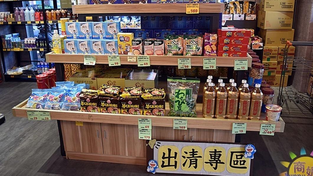 大門口旁就是出清專區，一定要先逛這一區。（圖／商妮吃喝遊樂提供）