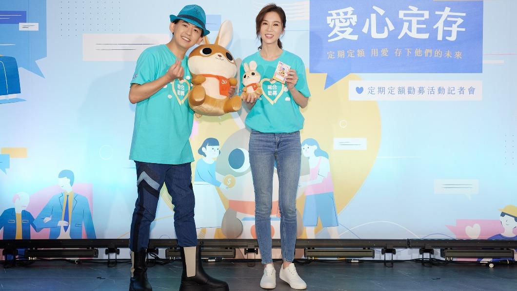 主持人黃子佼與愛心大使謝盈萱大小咪兔PK。（圖／聯合勸募協會提供）