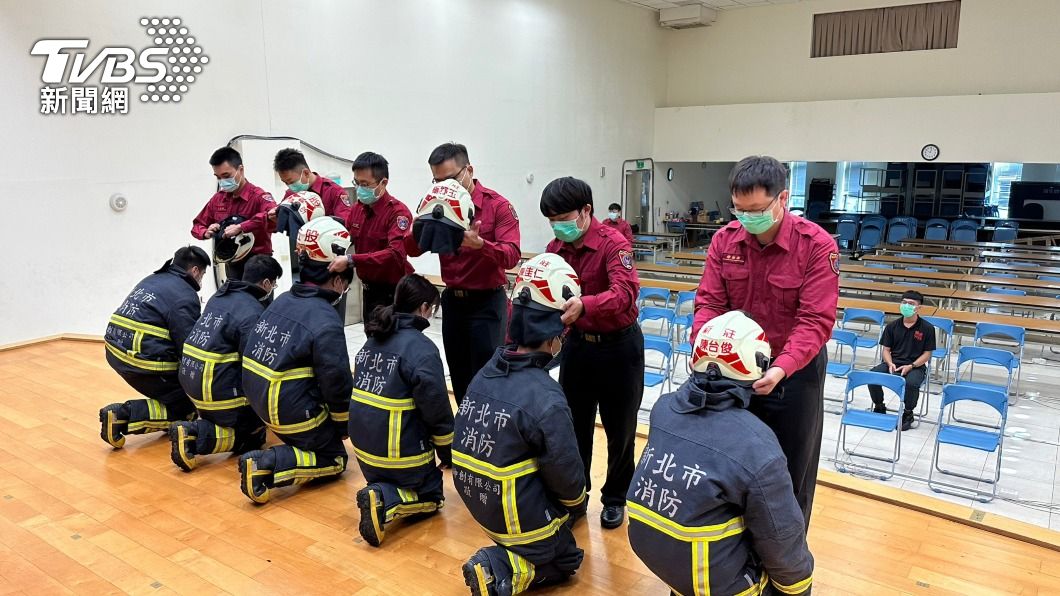 生力軍報到!新北消防二大隊添新血 6消防員「高跪姿」拜師