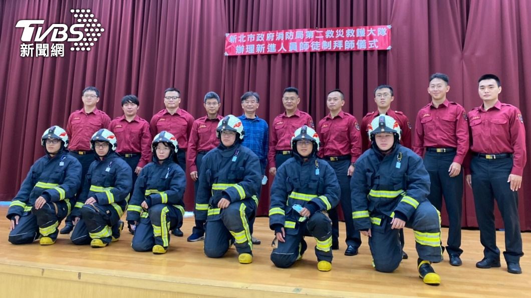 第二大隊舉行新進消防人員師徒制拜師授教儀式。(圖/TVBS)