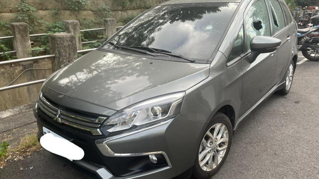 陳女父親的車被砸。(圖/翻攝自臉書)