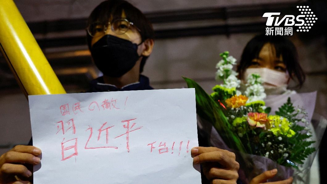 中國學生高舉「白紙」表達對防疫政策的不滿。(圖/達志影像路透社)
