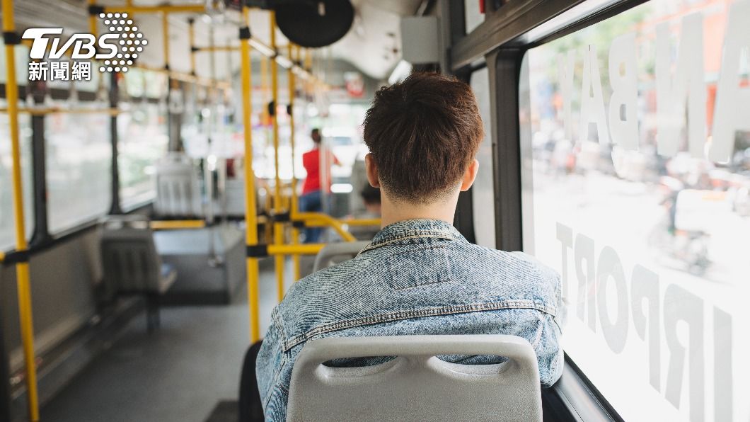 搭車時也可運用「呼吸養生法」。(示意圖,非當事人/shutterstock達志影像)