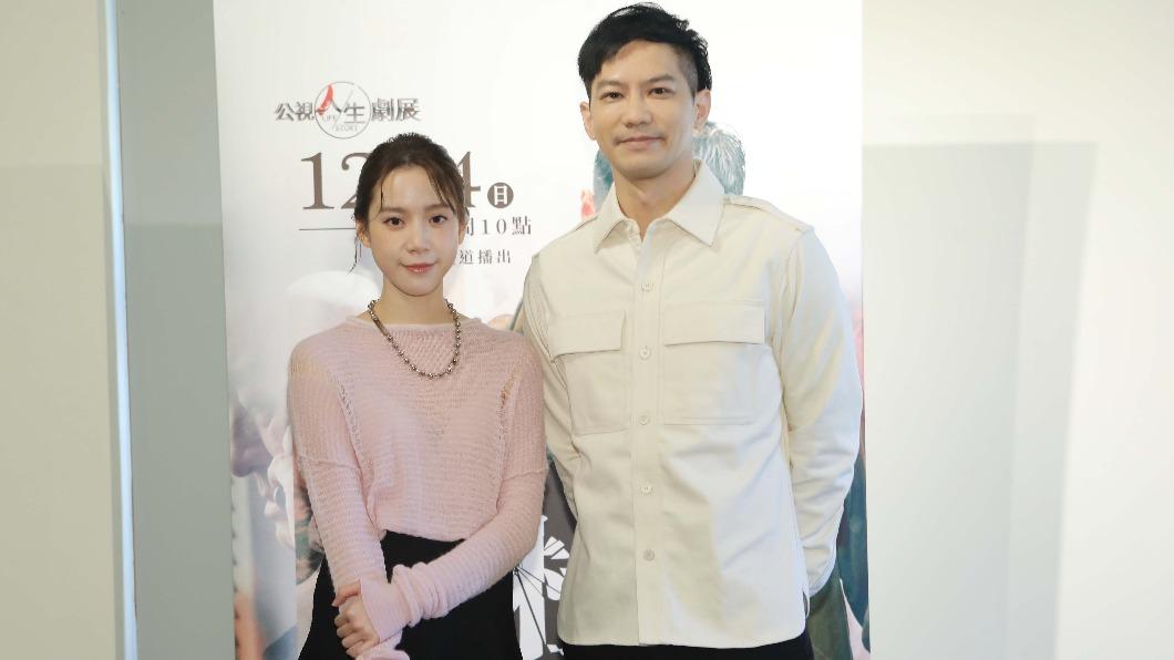 鄒承恩(右)、程予希分別飾演政治明星及新聞女主播。(圖/公視提供)