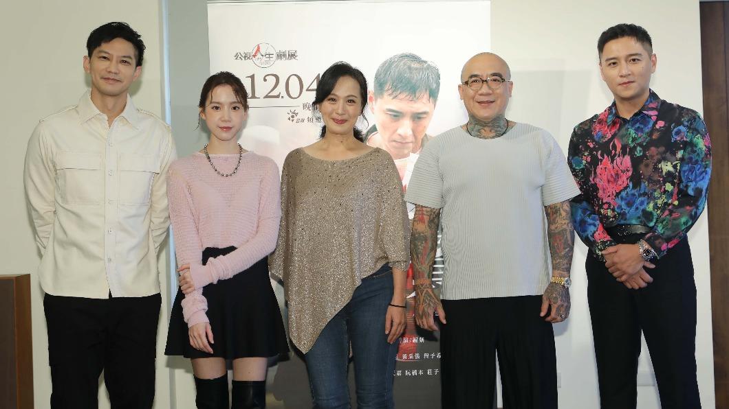 《狗仔杜賓》由鄒承恩(左起)、程予希、黃采儀、阮橋本、鄭人碩主演。(圖/公視提供)