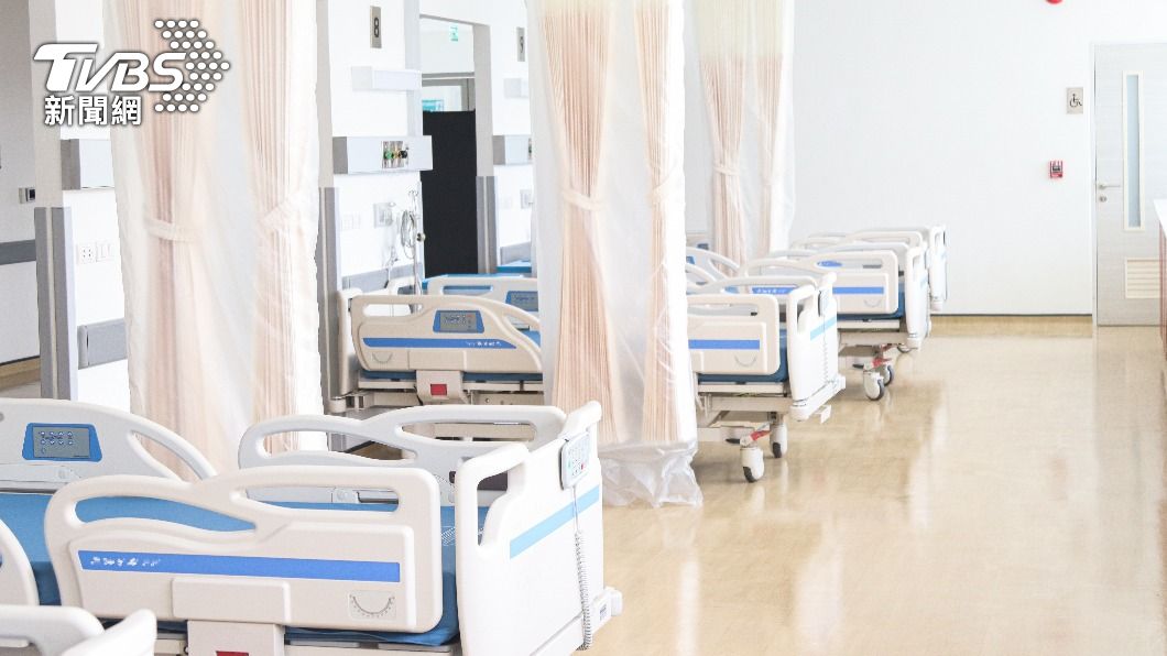 醫護人員表明因人力、病床的匱乏而無法進行照護。(示意圖/Shutterstock達志影像)