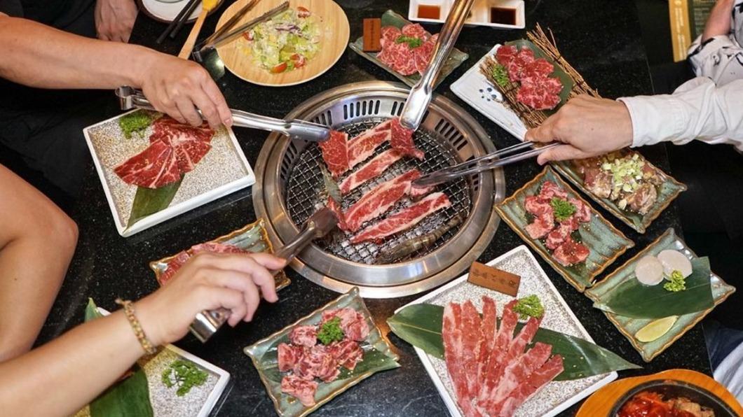 餐點的部分以套餐為主,有雙人及4人套餐。(圖/跟著踢小米吃喝玩樂趣提供)