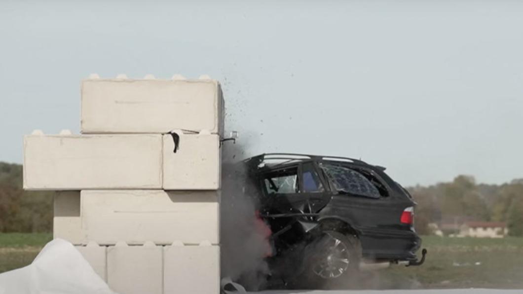 撞擊慘況曝!車速150km/h衝向水泥牆 BMW啪一聲沒了
