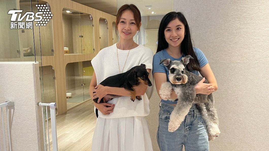 愛狗的主播李佳玲（右）也到潘慧如的店打工，學寵物照護經驗。（圖／吳志偉攝）