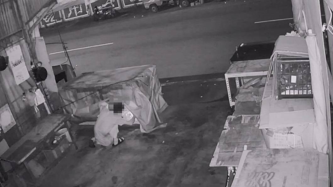 我翻!我再翻! 失業男夜闖菜市場偷零錢 電眼全都錄