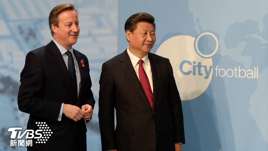習近平(右)2015年訪問英國,與時任首相的卡麥隆會面,也是所謂中英黃金時代提出的時機點。(圖/達志影像美聯社)