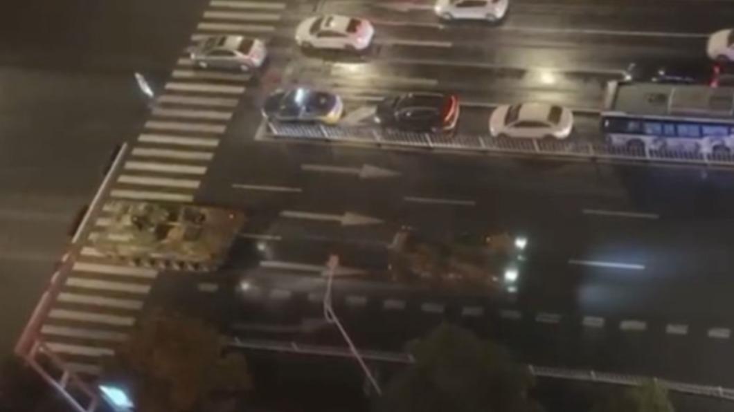 網友看到裝甲車後憤怒表示,「舉幾張白紙就怕成這樣?」。(翻攝自 推特@wenjiebc)