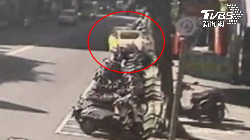 計程車失控暴衝。(圖/TVBS)