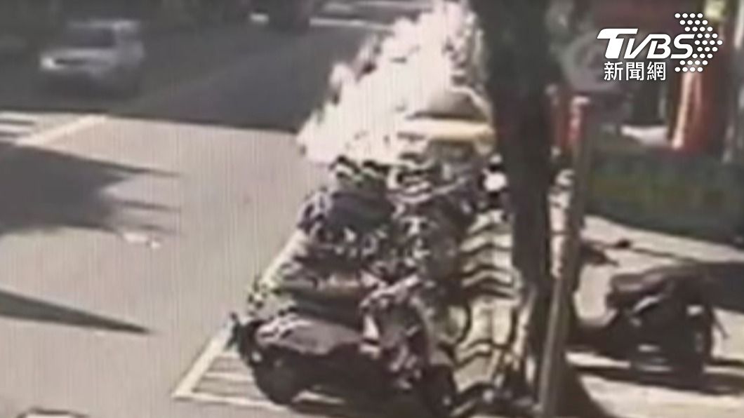 計程車冒出大量白煙差點起火。(圖/TVBS)