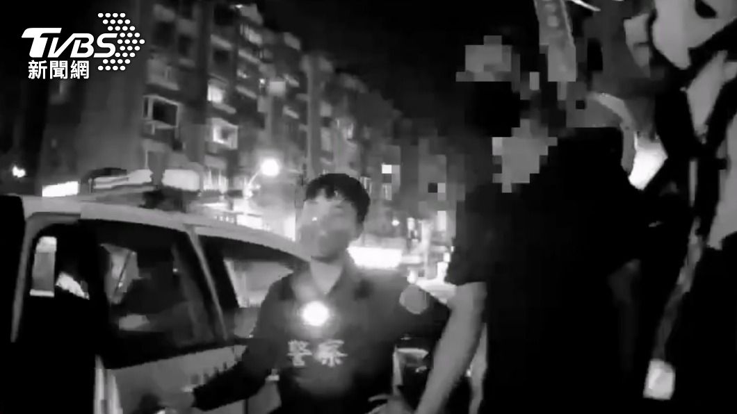 警方將人帶回派出所查證身分。(圖/TVBS)
