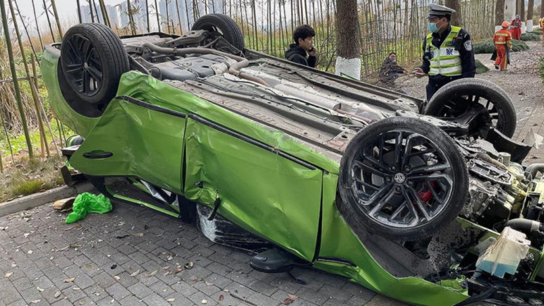 欲哭無淚!車尾貼「特斯拉請超車」 MG6下秒遭撞恐報廢