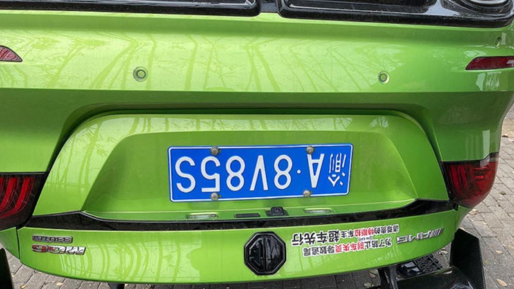 MG6因搶快導致翻車。(圖/翻攝自Twitter)
