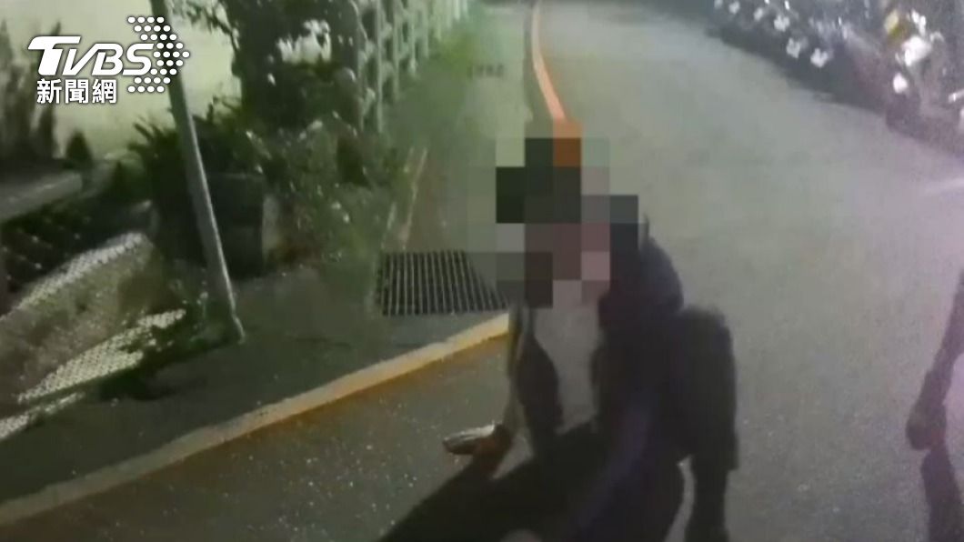「你怎滿臉是血」酒醉男摔傷路倒 巡邏警急叩家人救援