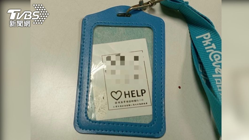 老翁身上卡匣有Help紙條。（圖／TVBS）