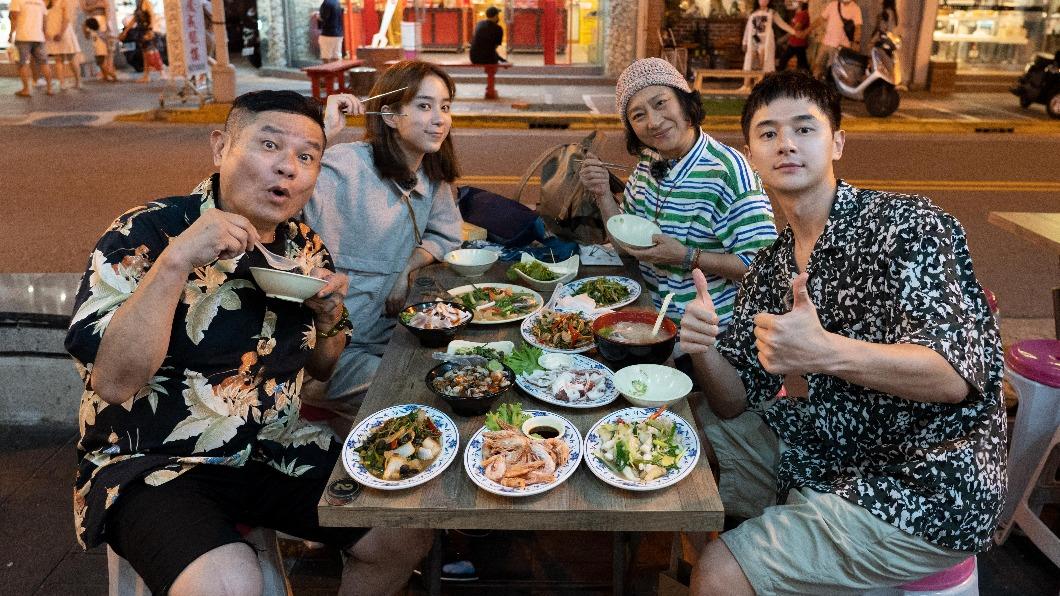 4人一同享用海鮮大餐。（圖／MyVideo提供）
