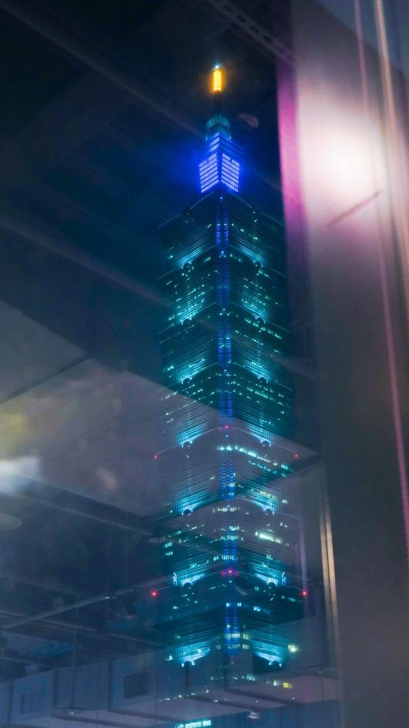 新馬辣經典麻辣鍋Plus+抬頭便可仰望101大樓全景毫無遮蔽。(圖/業者提供)