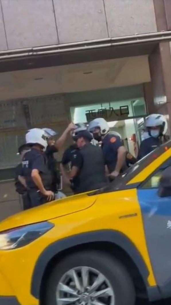 雙方酒客互不認識,因結束KTV歡唱搶計程車爆發衝突。(圖/翻攝自社會事影音)