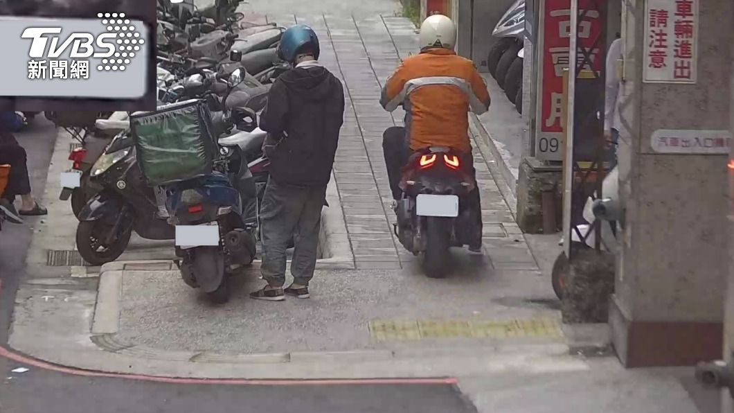 科技執法抓機車騎上人行道。(圖/TVBS)
