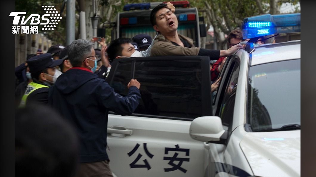 上海示威民眾遭當地警方強押上車。(圖/達志影像美聯)