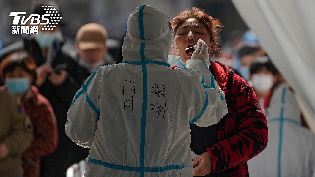 上海迪士尼園區內排隊做核酸檢測的民眾。(圖/達志影像美聯社)