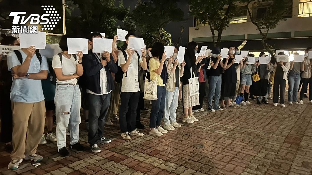 香港民眾近日響應白紙革命 中大百人參加