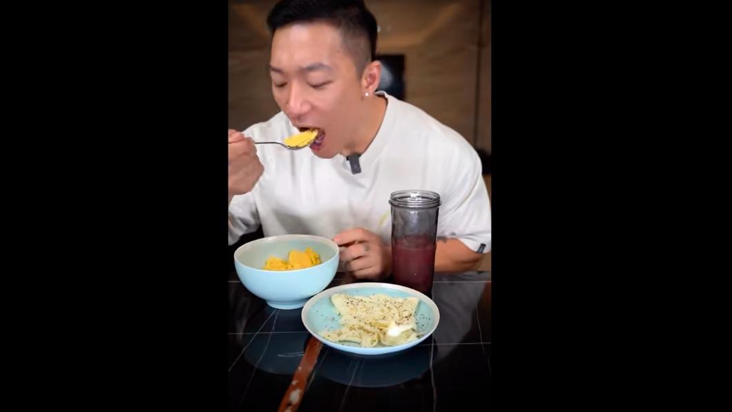 C羅的早餐菜單包括完全不加鮮奶的玉米片、雞蛋清、果汁等。(圖/翻攝自戴馬力Bilibili頻道)