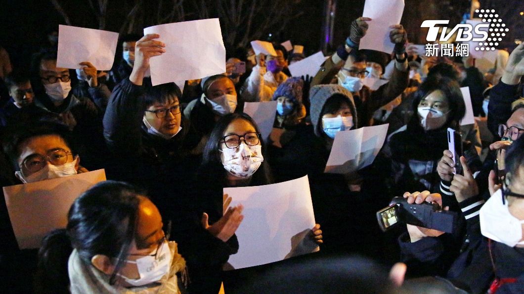 上街抗議的民眾雖然只是手舉白紙,卻仍然可能收到公安部門的警告。(圖/達志影像美聯社)