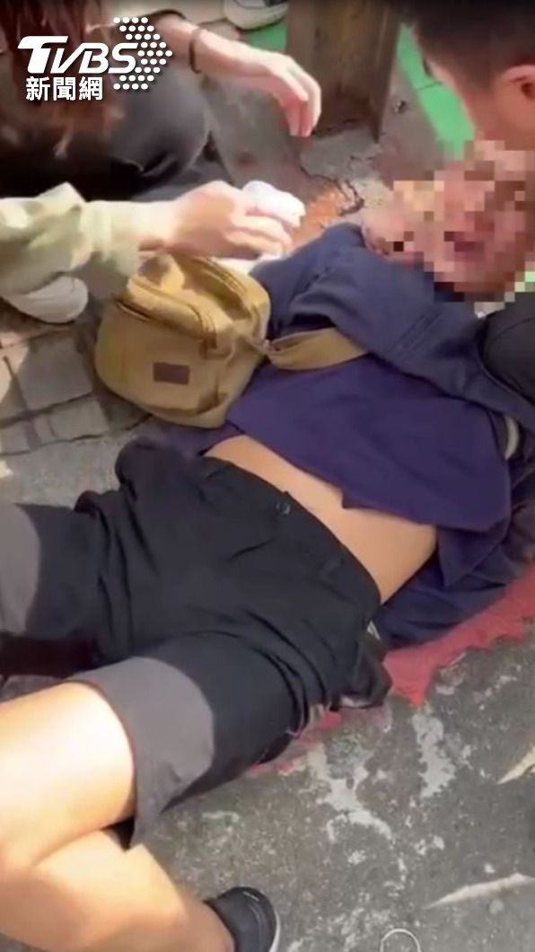嫌犯遭警方壓制上銬。(圖/TVBS)