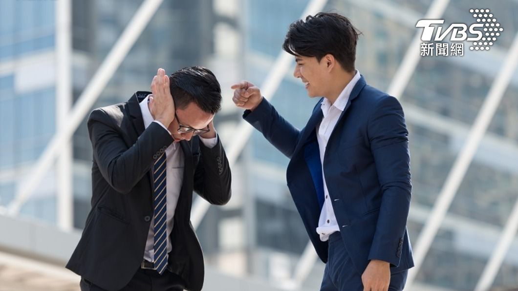 同事跟原PO說，不合群會被排擠。（示意圖／TVBS）